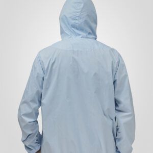 Chaqueta rompevientos con capota impermeable
