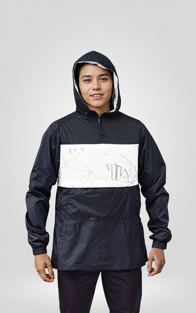 Chaqueta Rompevientos con capota Negra y blanco Chaqueta Rompevientos con capota Negra y blanco bolsillo trasero.
