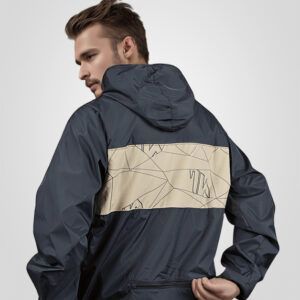 Chaqueta Rompevientos con capota, bolsillo trasero y bolsillos laterales, semi impermeable Negra y camel.