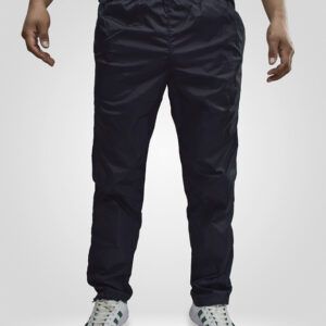 Jogger Australia negro hecho de material semi impermeable para uso casual o deportivo.